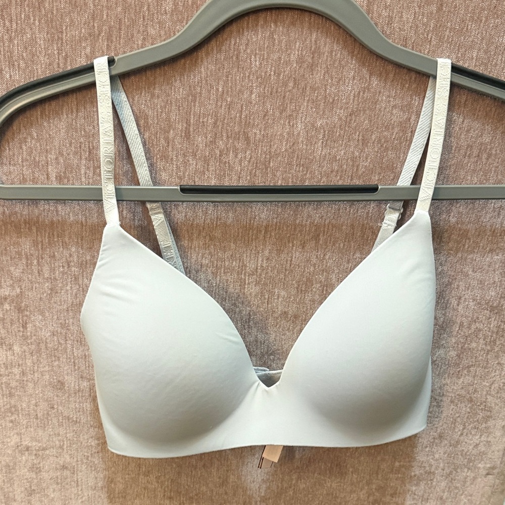 32D Seamless Light Gray T-Shirt Bra - Comfortable Support Excellent condition!